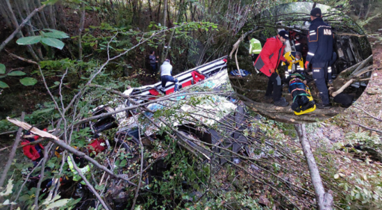 Sərnişin avtobusu uçuruma düşdü: ölən və yaralananlar var - FOTO