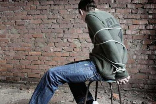 Azərbaycanda DƏHŞƏT: Kişinin qollarını bağlayıb "lezvaladılar"