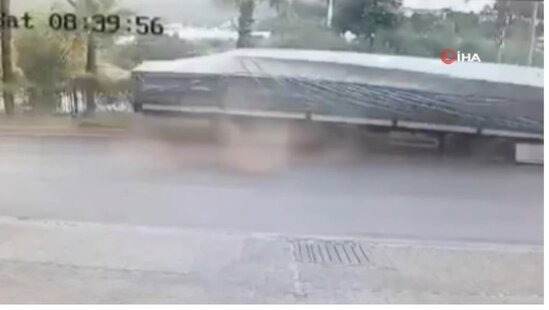 Yük maşını tur avtobusuna çırpıldı - ANBAAN VİDEO