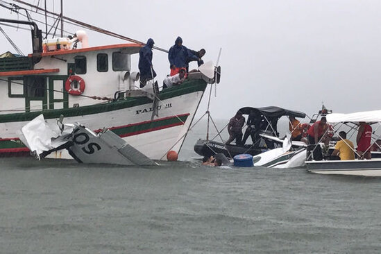 Turistləri daşıyan gəmi çayda batdı: Ölənlər və itkin düşənlər var