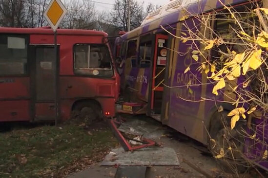 Yük maşını ilə iki avtobus toqquşdu - 20-dən çox yaralı - VİDEO