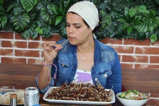 Türkiyəli xanım 37 dəqiqəyə 247 çöp kabab yeyərək rekord qırdı