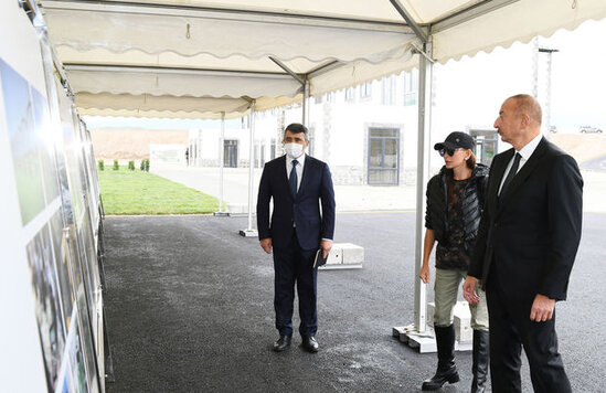 Prezident və xanımı "Ağıllı kənd" layihəsi çərçivəsində görülən işlərlə tanış olublar - FOTO