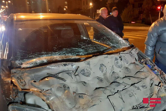 Bakıda DƏHŞƏTLİ QƏZA: Minik avtomobili deformasiyaya uğradı - FOTO/VİDEO