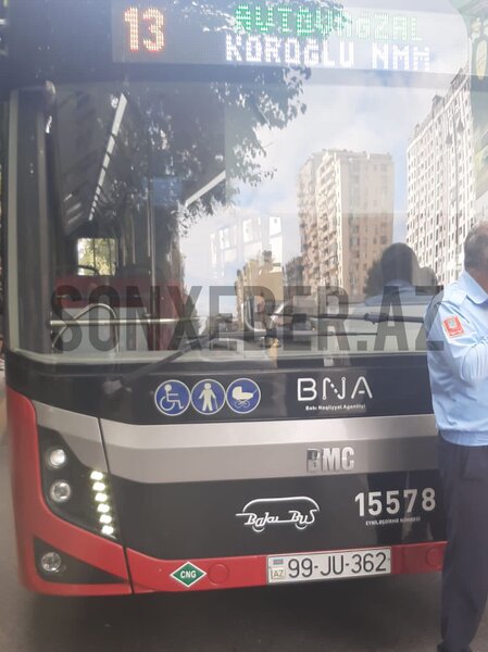 Bakıda daha bir QƏZA: Avtobus minik avtomobili ilə TOQQUŞDU