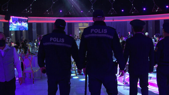 Polis şadlıq saraylarında reyd keçirdi, 216 nəfər şənliyə buraxılmadı - VİDEO