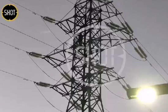 Moskvada kişi yüksək gərginlikli elektrik dirəyinə çıxdı – VİDEO