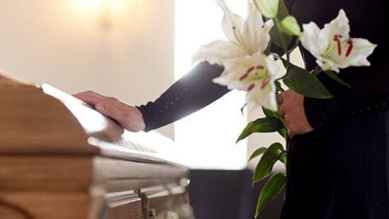 Körpəsinin tabutundan uşaq geyimləri çıxdı - FOTO