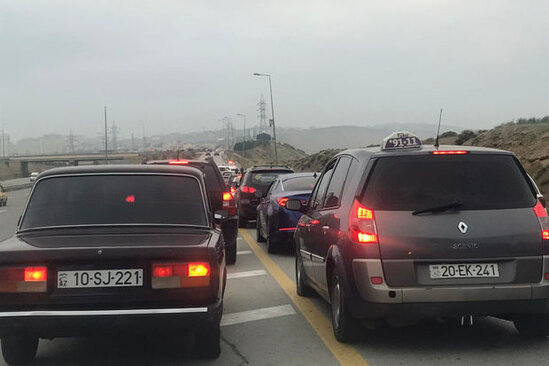 Bakıda maşın maneəyə çırpıldı: Tıxac yarandı