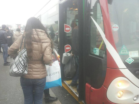 Bakıda sərnişin avtobusu qəzaya düşüb: Xəsarət alan var