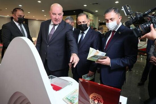 500 manatlıq xatirə pul nişanları dövriyyəyə buraxıldı - Fotolar