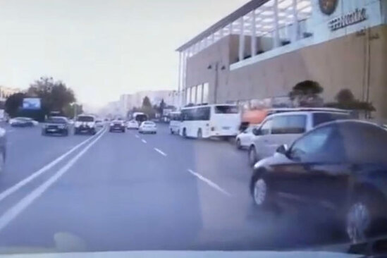 Bakıda sürücü diqqətsizliyi qəzaya səbəb olub – VİDEO