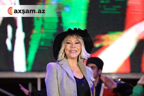 Bulvarda Zəfər Günü üçün səhnəyə çıxdılar - FOTOLAR