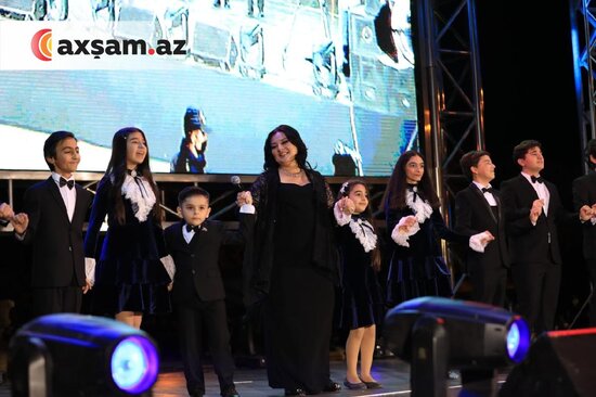 Bulvarda Zəfər Günü üçün səhnəyə çıxdılar - FOTOLAR