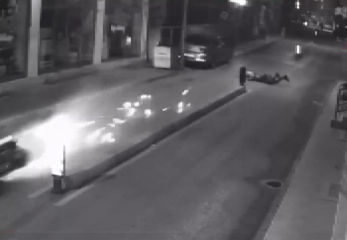 Motosikletçi yol qırağındakı maşına çırpıldı: sürücü öldü – ANBAAN VİDEO