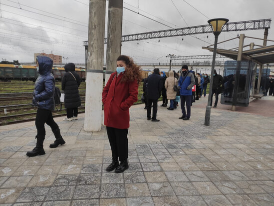 Güclü külək Bakı-Sumqayıt qatarının hərəkətinə yenə problem yaradıb - FOTO