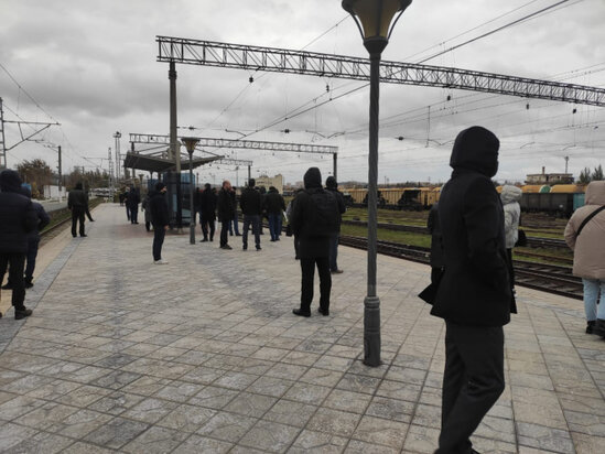 Güclü külək Bakı-Sumqayıt qatarının hərəkətinə yenə problem yaradıb - FOTO