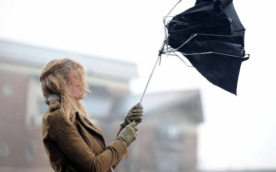 Bakıda külək nəticəsində xəsarət alanların sayı BİLİNDİ