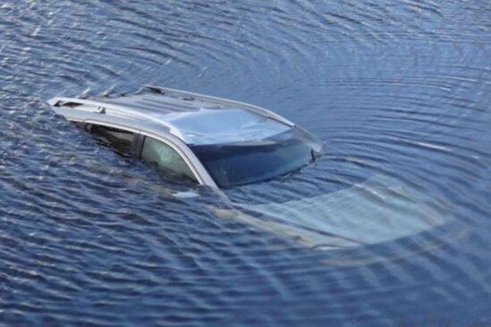 Çaydan maşınla keçmək istəyən balıqçıların həyatlarının son anları - VİDEO