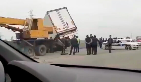 "TIR" yoldan çıxaraq aşıb - VİDEO