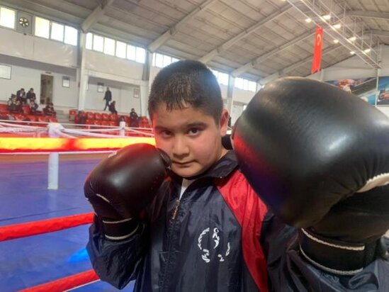 Həkimlər "yeriyə bilməyəcək" dedi, amma o boksla... - VİDEO