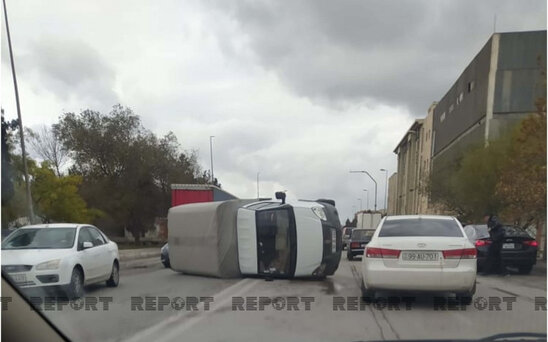 Güclü külək Bakıda yük avtomobilini aşırıb