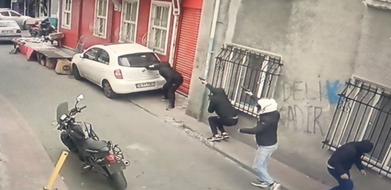 Küçənin ortasında silahlı qarşıdurma - VİDEO