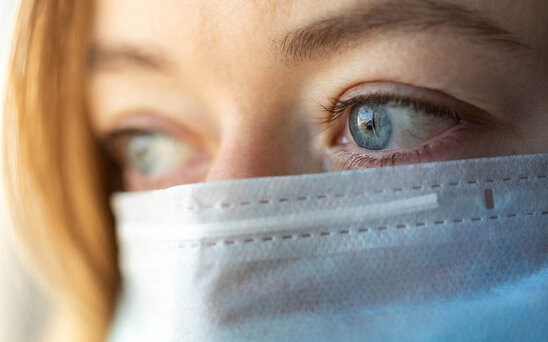 Alimlər: "Maska taxmaqla koronavirusa yoluxmanı yarıbayarı azaltmaq mümkündür"