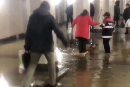 Rusiyada Moskva metropolitenində "Kalmar oyunu" - VİDEO