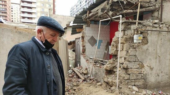 Gecə yarısı gizlicə vətəndaşların mülklərini dağıtdılar: Bakıda ŞOK OLAY - VİDEO