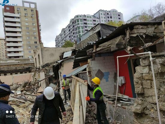 Gecə yarısı gizlicə vətəndaşların mülklərini dağıtdılar: Bakıda ŞOK OLAY - VİDEO