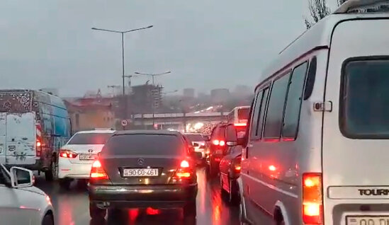 Sumqayıt-Bakı yolunda nəqliyyatın hərəkəti iflic oldu - VİDEO
