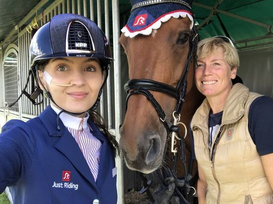 Bu dünyaya gəlməməli olduğunu düşünən 20 yaşlı qız anasının həkimini məhkəməyə verib - FOTO