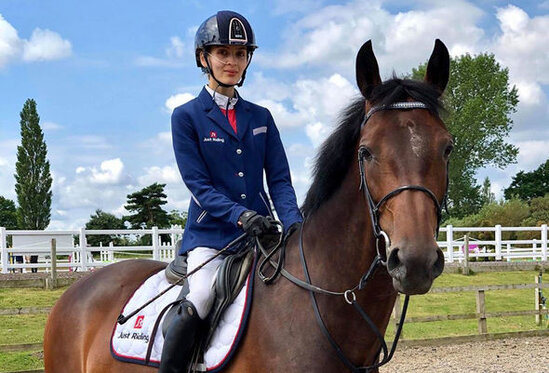 Bu dünyaya gəlməməli olduğunu düşünən 20 yaşlı qız anasının həkimini məhkəməyə verib - FOTO