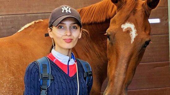 Bu dünyaya gəlməməli olduğunu düşünən 20 yaşlı qız anasının həkimini məhkəməyə verib - FOTO