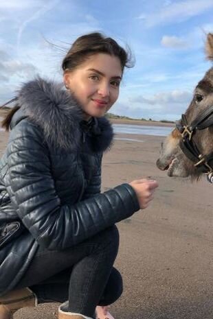 Bu dünyaya gəlməməli olduğunu düşünən 20 yaşlı qız anasının həkimini məhkəməyə verib - FOTO