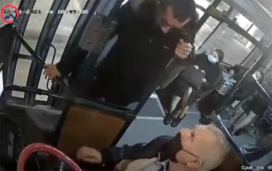 Sərnişin avtobusun ödəniş terminalını sındırdı - VİDEO