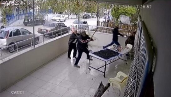 Oğlu ilə birlikdə 86 yaşlı atasını dəyənəklərlə döydü - ANBAAN VİDEO