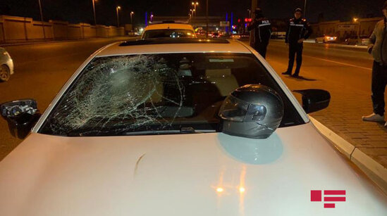 Bakıda "BMW"nin vurduğu moped yandı, sürücü komaya düşdü - FOTO/VİDEO