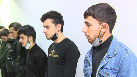 Sosial şəbəkədə tanış olduqları şəxsləri alçaldıcı videolara çəkən dəstə üzvləri həbs edilib - VİDEO