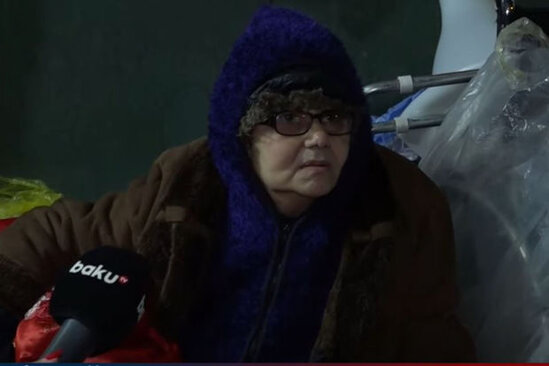 Küçələrdə gecələyən qadın dövlət qurumuna "yox" dedi - YENİLƏNİB + VİDEO