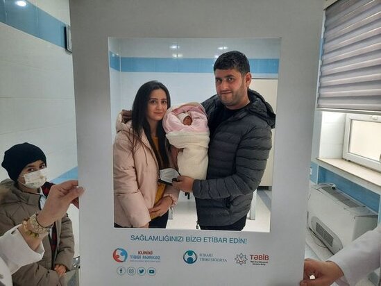 Bakıda koronavirus xəstəsi olan ana süni nəfəs aparatına qoşulu halda uşaq dünyaya gətirdi - FOTO