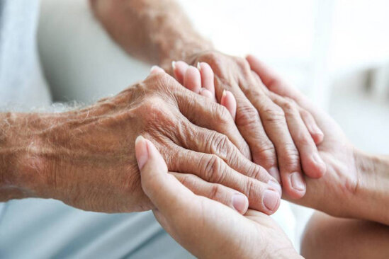 Gənc qız varlı adam axtardı: 77 yaşlı pensiyaçıya aşiq oldu -FOTO