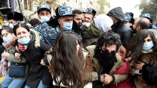 COVID pasportları əleyhdarları aksiya keçirdi - Nazir istefa verdi