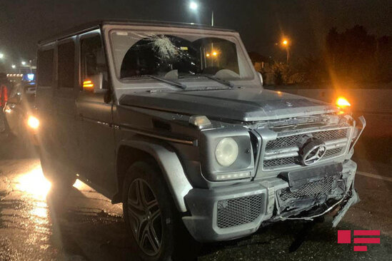 Bakıda "Gelandewagen" qəza törədib, yaralı var - VİDEO