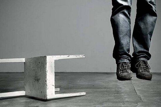 Nazirlik əməkdaşı xidmət zamanı özünü asdı