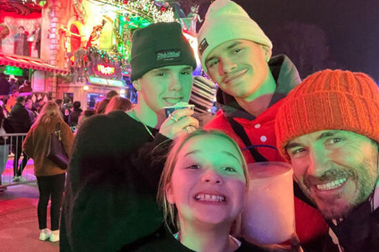 Devid Bekhem övladları ilə ənənəvi Milad yarmarkasında - VİDEO