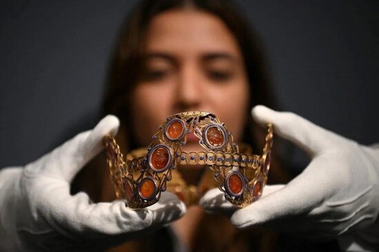 Bu taclar 1 milyona satıldı - Fotolar