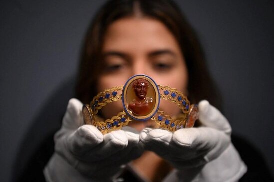 Bu taclar 1 milyona satıldı - Fotolar