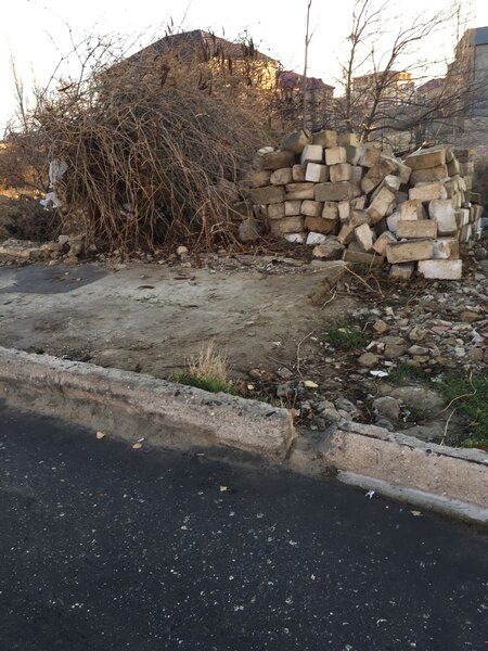 Bakıda dayanacağı söküb yerini 5000 manata satıblar? (İDDİA/FOTO)